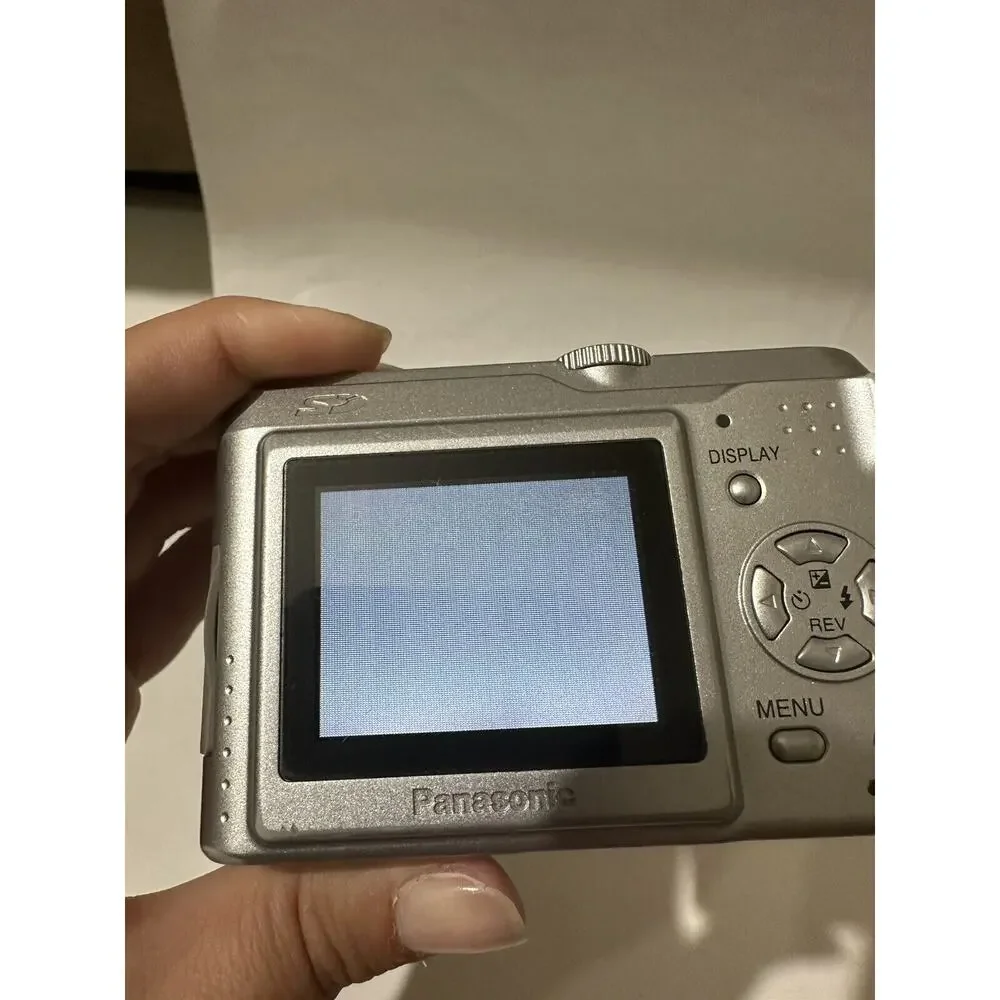 PANASONIC DIGITAL CAMERA LUMIX DMC-LZ2 5.0MP SILVER E2-1 For Parts Repair READ**
